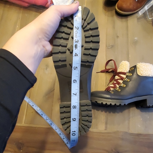 Navy faux shearling nordic boot with red laces - Picture 7 of 8